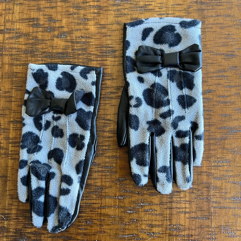 ⚡️MOVING SALE ⚡️Target leopard print gloves ⚡️MOVING SALE ⚡️